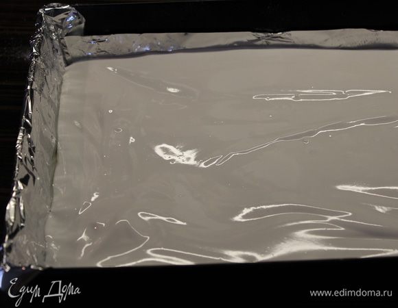 И вылить смесь, распределив ложкой... Оставить на 6 часов до полного застывания(желирования)....