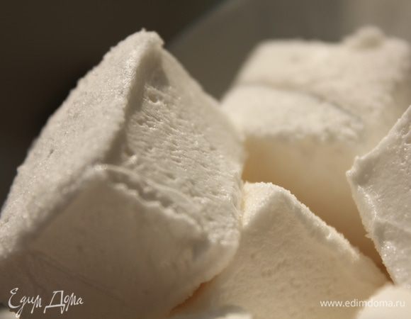 Мои комментарии -  1) берите самый белый сахар,какой найдете...2) инвертный сироп не должен быть переваренным, то есть темно-желтым, иначе в итоге смесь не будет кипельно белой и мастика в том числе... 3) желатин советую брать только конкретной марки (спрашивайте в личке), потому как мой опыт и результат с другим производителем не был столь совершенным... 4) время взбивания выдержать точно 15 минут... 5) ванилин и по желанию красители добавлять во время взбивания на середине пути:)... 6) хранить либо при комн.температуре или в холодильнике в плотно закрытом контейнере...7) если режете на конфеты,смазывайте нож периодически растительным маслом и в конце все их обваляйте в пудре...