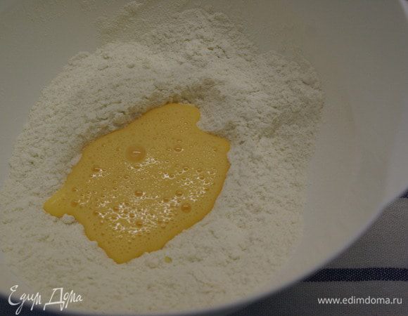Яйцо взбить, примерно 3 минуты, чтобы получилась пена.