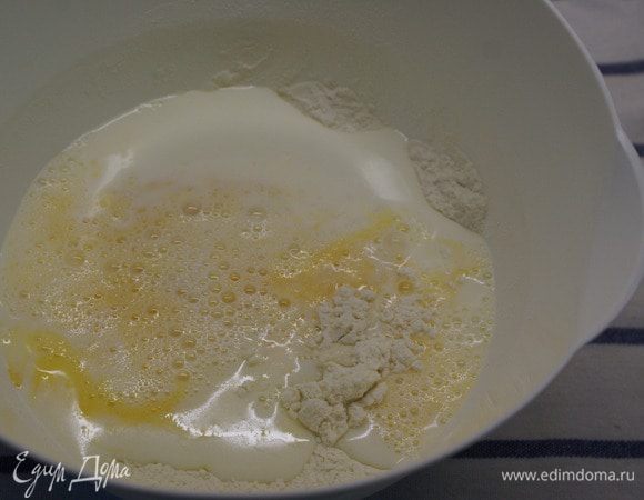 Добавить молоко и перемешать. 