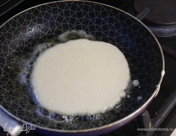 Выливать небольшие порции теста на сковороду.(если блин не пристают то смазывать маслом не надо, если пристают слегка смазать маслом.)