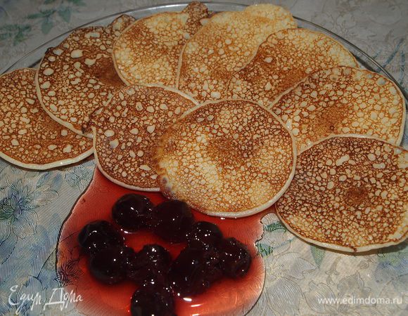 А на сыворотке от творога я напекла маленькие блинчики. 1 блинчик = 1 ст.л.теста.