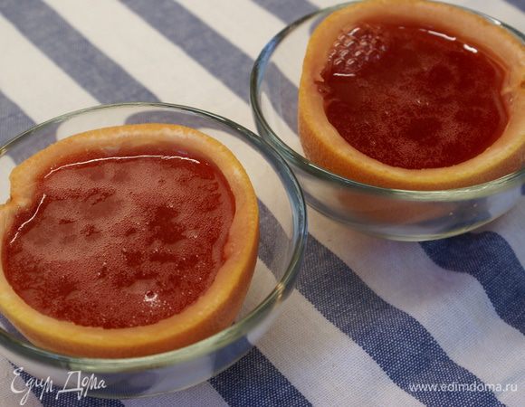 Половинки грейпфрутов наполнить смесью.
*Чтобы грейпфруты наполнять жидким желе, поставьте очищенную половинку в стаканчик, донышком вниз - тогда желе не выльется и хорошо застынет.