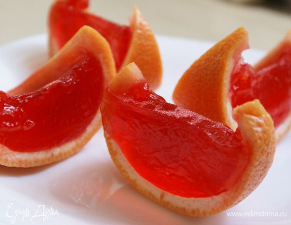 Готовые половинки разрезать на дольки острым ножом.