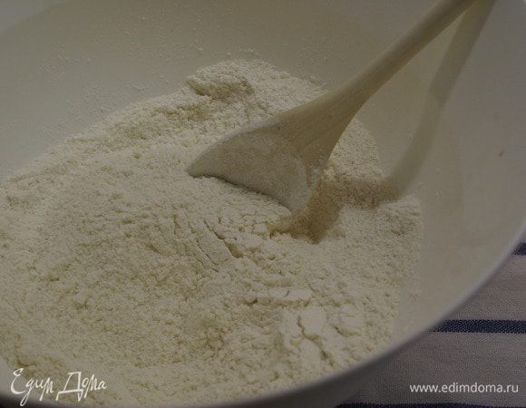 Для теста муку смешать с солью и сахаром.
