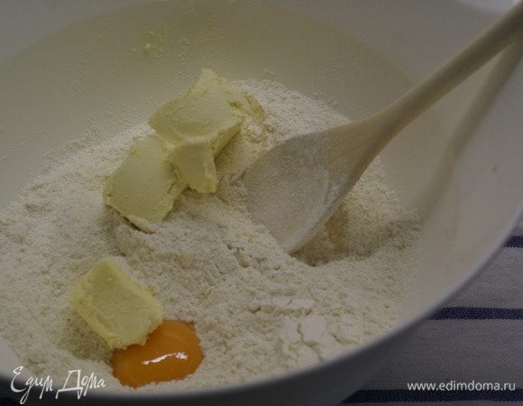 Добавить холодное масла и желток.