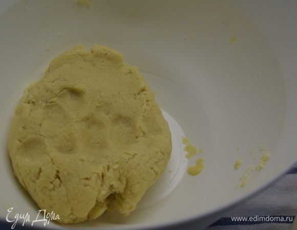 Замесить тесто.
Должно получиться тесто, которое с лёгкостью можно собрать в комок.