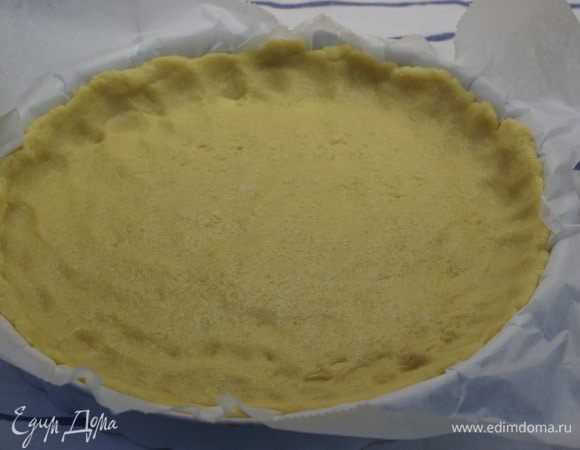 Распределить тесто по форме руками.