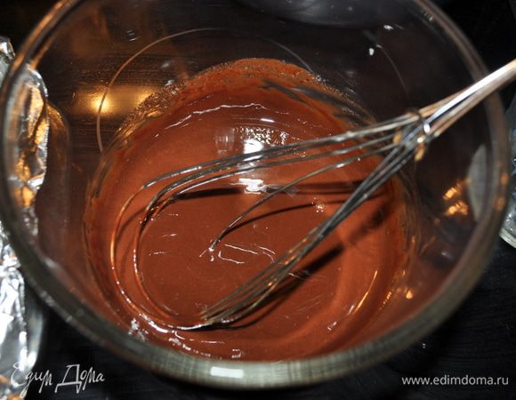 В микроволновке растопить шоколад и слив. масло в безопасной посуде от 1/2 мин. до 2 мин. интервалами. Размешать.