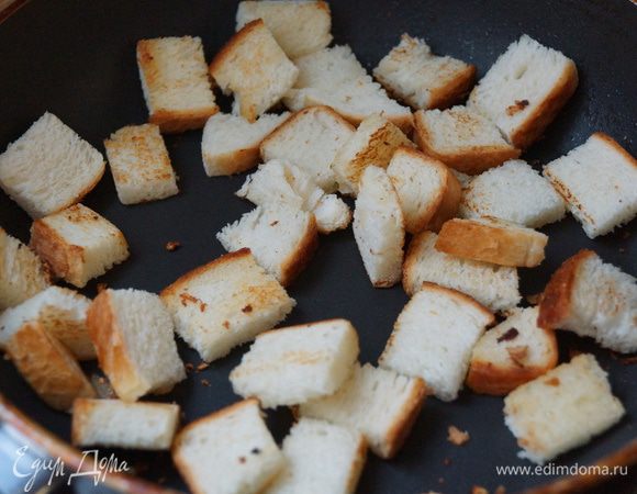 Слегка обжарить.