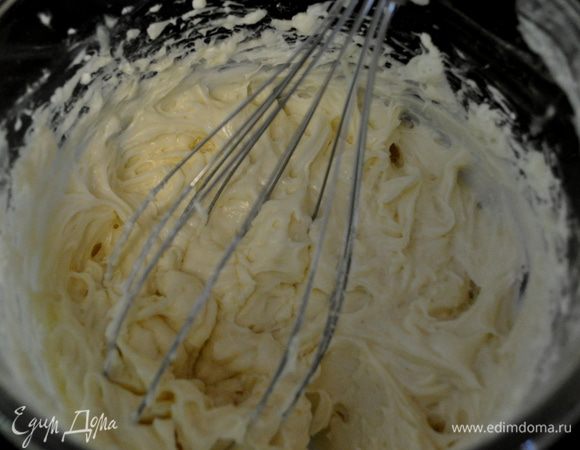 Подготовим глазурь:
Взбить слив.сыр со слив.маслом на сред.скорости и кремообразного состояния.Добавить сахарную пудру и соль, затем ванилин. Все перемешать.