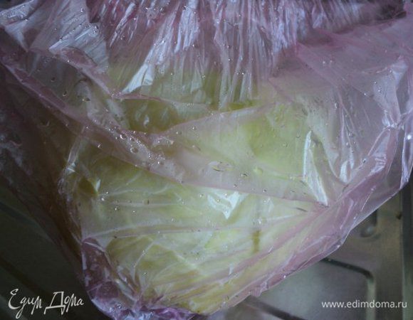 Небольшую головку капусты опустить в подсоленную кипящую воду, прокипятить 3 мин, отцедить воду и разобрать на листики. Я подготовила листики с использованием микроволновки: капусту поместила в полиэтиленовый пакет, завязала его и поместила в микроволновку на 10 мин при максимальной мощности.                                                           