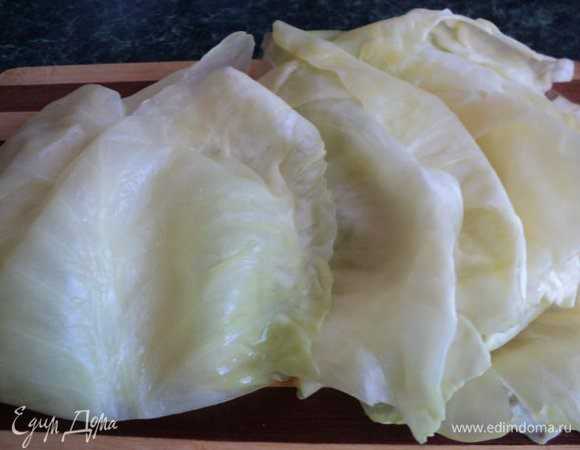 После этого капусту разобрала на листики, обрезала утолщения.