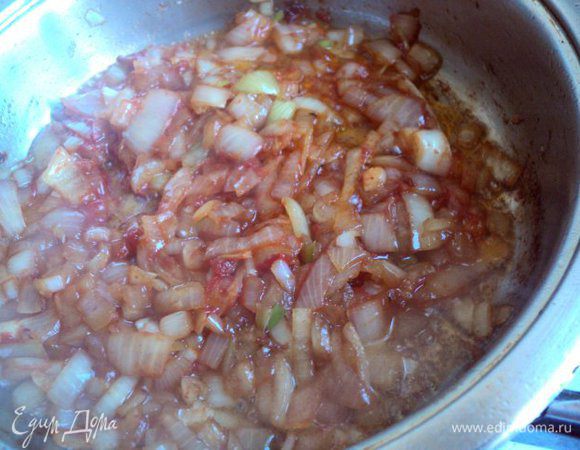 Лук порезать кубиками и пассеровать  на сковороде, где жарились ребрышки. Добавить томат, сахар, соль по вкусу и пассеровать до мягкости.