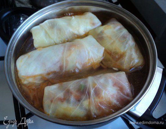 Потно уложить голубцы в кастрюлю, залить отваром, в котором варилась капуста или горячей водой, так, что бы жидкость только покрывала голубцы, посолить. Варить при слабом кипении 30мин.