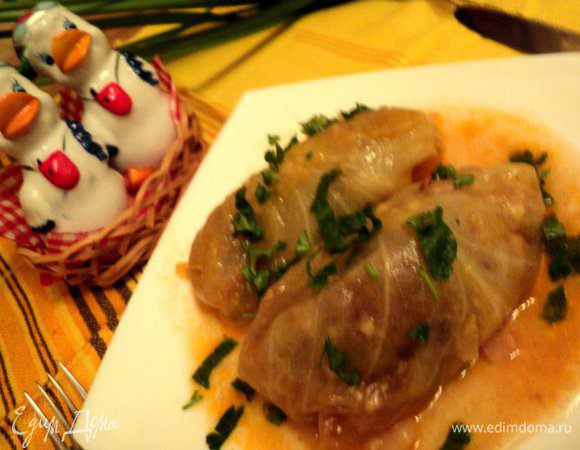 При подаче полить Свиные ребрышки в капусте соусом, в котором они тушились, посыпать зеленью. Приятного аппетита!