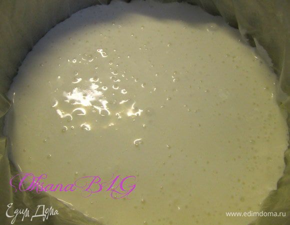 Форму предварительно застелить пищевой пленкой(форма 18 см). Ванильную часть вылить в форму. 