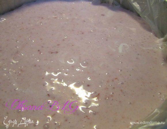 Затем вылить клубничный слой.