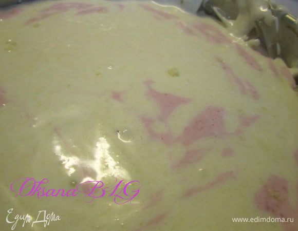 Залить на клубничный слой. Если вы хотите чтобы слои были ровненькие, то каждый слой нужно заливать через 10 минут, чтобы предыдущий немного схватился. Но возможно и так заливать суфле, тогда оно получится как бы мраморное. Поставить суфле в холодильник на 2-3 часа.