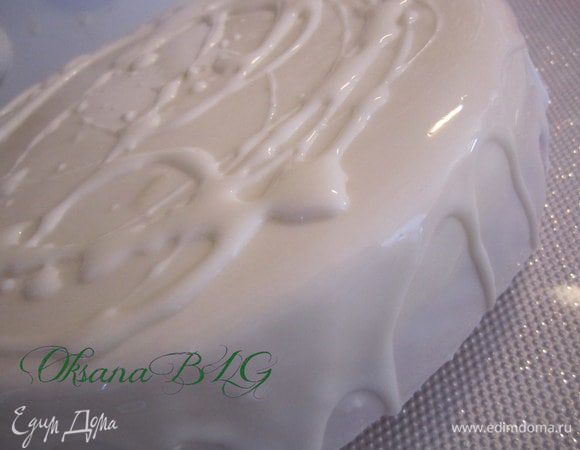 После охлаждения достать из формы, полить белым шоколадом или же предварительно оставить немного белого суфле, подогреть его и полить им тортик.