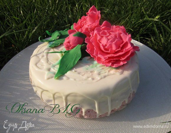 По желанию украсить. Мои рекомендации, все же украшения из мастики выкладывать только на мастику или же на растопленный шоколад, так как от суфле украшения таят и хотят "убежать")))