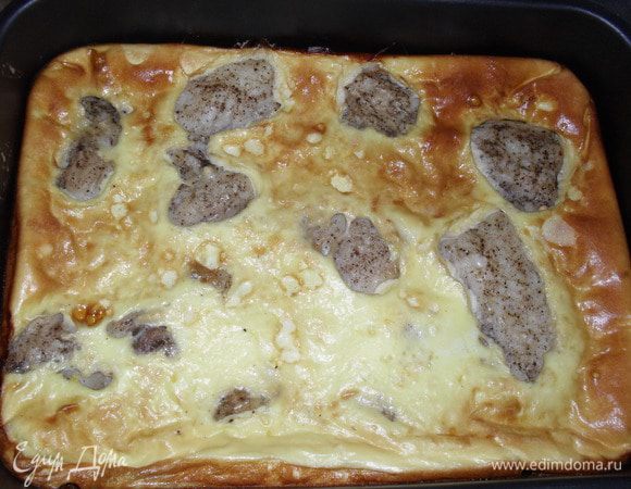 Форму смазать растительным маслом, выложить рыбу равномерно и залить молочно-яичной смесью. Выпекать 25-30 минут в духовке при 180 градусах. Подавать с картофельным пюре и овощным салатиком. Приятного аппетита!