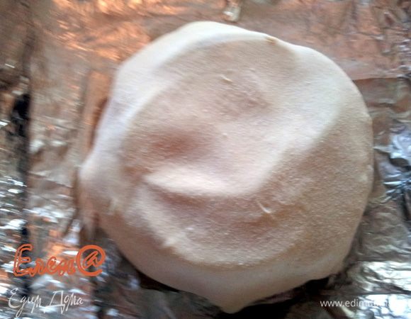 Накрыть большим кругом, защипать края и подвернуть их внутрь.