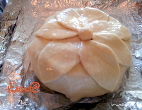 Из остатков теста сделать украшение в виде листиков.
Разогреть духовку до 200С. противень накрыть листом пергамента,( у меня в этот момент оказалась только фольга), выложить на противень камамбер в тесте, смазать яйцом и поставить в духовку на 20-25 минут.