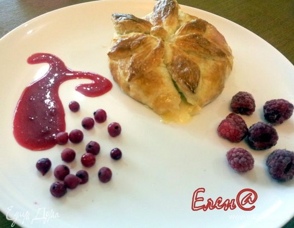 Подавать это блюдо надо только очень горячим и с соусом, (брусничный, сливовый) у меня был соус из красной смородины. 
Этот десерт очень вкусен. Быстро,легко, эстетично, сытно и безумно вкусно!!!!