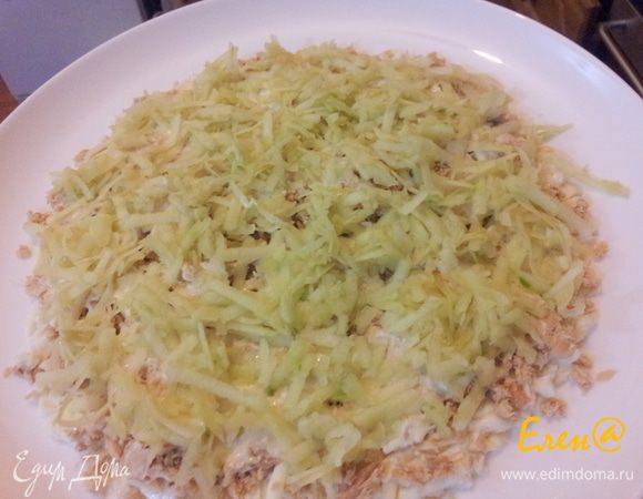 Яблоки натереть на терке и обязательно отжать, затем выложить их на рыбку и покрыть майонезом.