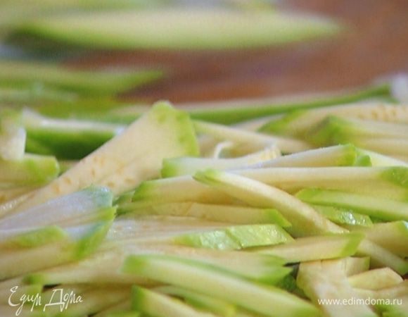 Кабачок нарезать тонкой соломкой.