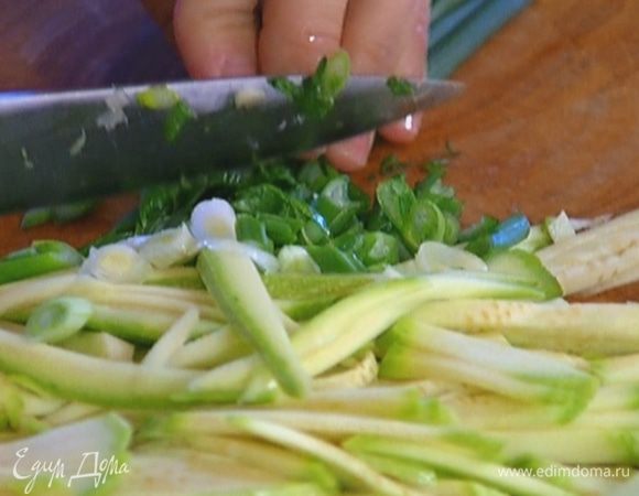 Зеленый лук порезать наискосок.