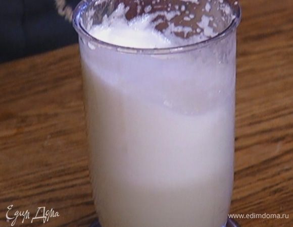 Белки взбить в пышную пену.