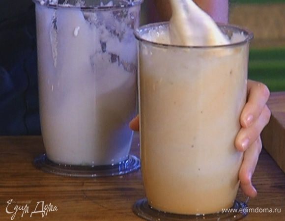 Вмешать взбитые белки в желтковую смесь в три приема, каждый раз слегка перемешивая.