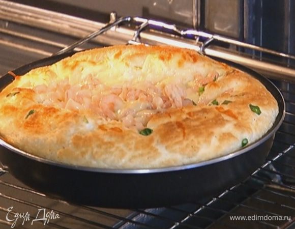 Когда края омлета схватятся, посыпать его сыром и отправить в разогретую духовку на 5–7 минут.