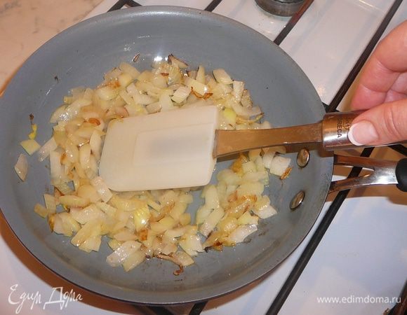 Луковицу почистить и мелко нарезать. Обжарить в масле до мягкости.