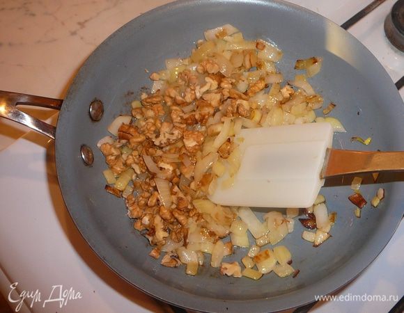 Орехи перебрать. порезать ножом и положить к луку. Добавить щепотку сахара и обжарить вместе на небольшом огне 1-2 минуты.