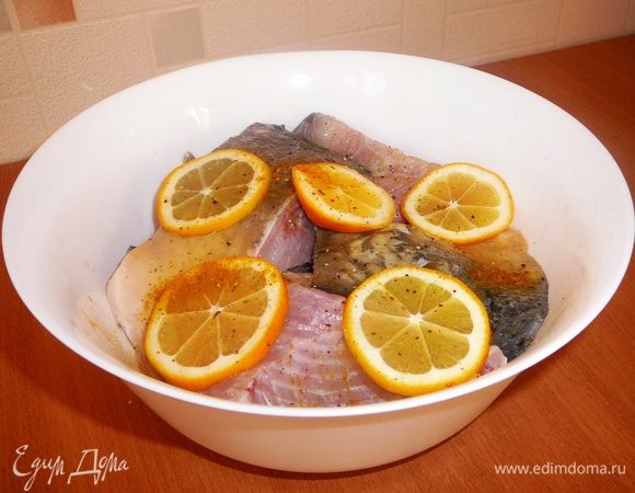 Рыбу режем на куски, солим, перчим, поливаем лимонным соком ( используем 1 лимон) и накрыв, ставим в холодильник мариноваться на 1-2 часа.