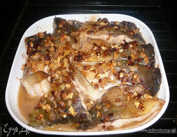 Запекать при 180 гр. Часть жидкости выкипает, и рыба остается в соусе.