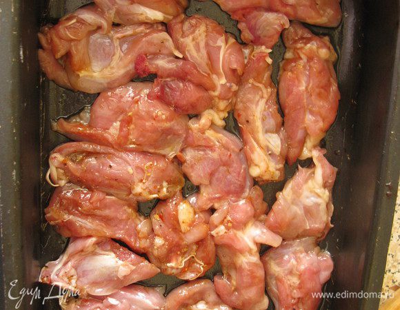 Куриное мясо нарезать на небольшие куски, положить на дно формы