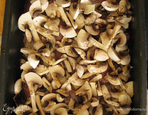 Сверху положить грибы, посолить, поперчить
