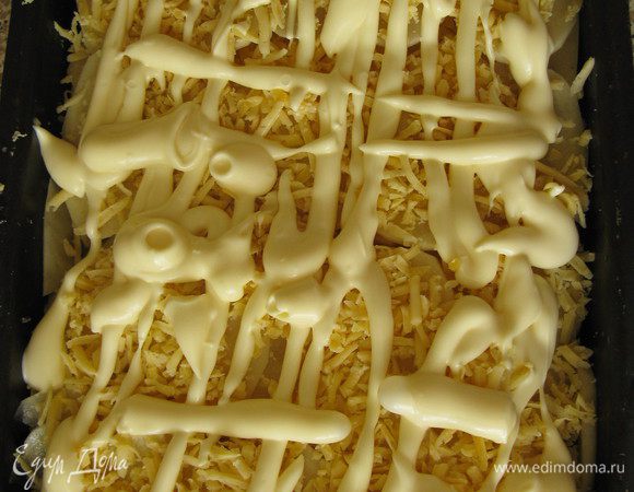 Далее лук кольцами и картофель тонкими кружочками. Затем посыпаем обильно сыром, сверху майонез. Печь при 180 минут 40