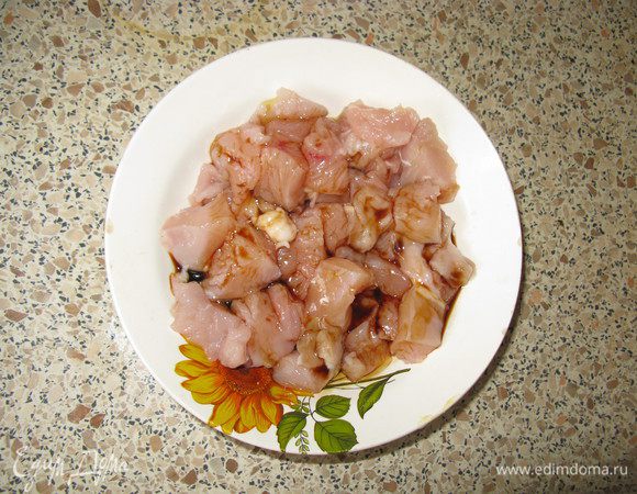 Грудку нарезать на кубики, замочить в кефире или в соевом соусе