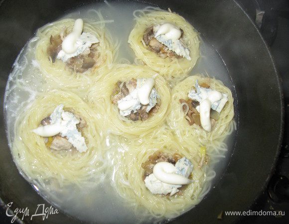 Через 3-5 минут открываю крышку. Наполняю каждое гнездо начинкой, посыпать сыром, немного сверху майонеза и снова под крышку минуты на 3. Перед подачей можно посыпать зеленью. Приятного аппетита!