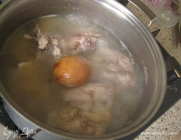 Курицу целую (у меня 1,5 кг)разделить на части-грудку,ножки,крылья,хребет. Ножки и грудку тоже отделить от костей. Сварить всё кроме грудки и ножек. Варить с головкой неочищенного лука
