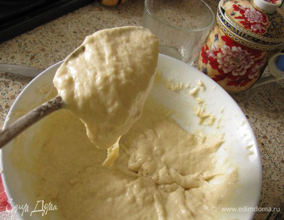 Когда бульон готов, вытащить кости, процедить. От костей отделить мясо для других рецептов.В отдельной посуде сделать тесто. Кусочек масла залить 1 половником горячего бульона,дать разойтись, посолить, добавить яйцо. Добавить муку до консистенции очень густой сметаны.