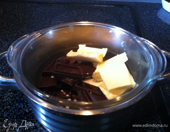 шоколад разломать на кусочки, добавить сливочное масло и молоко, расплавить на водяной бане