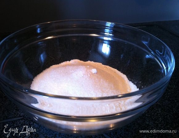 В миске смешать муку, сахар и соду