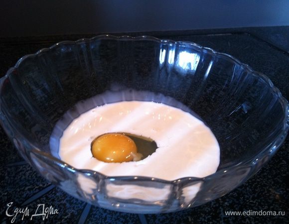  В другой миске взбить яйцо со сливками