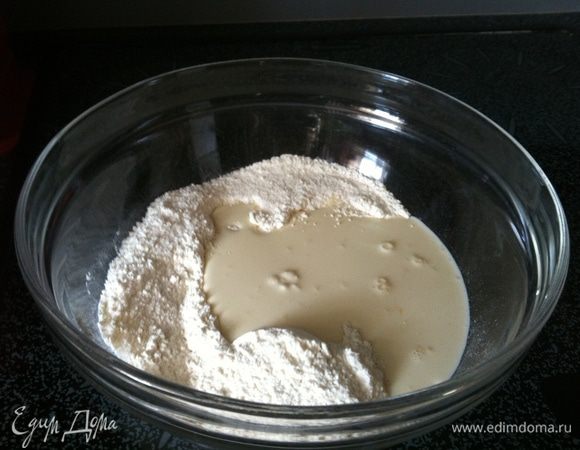 Влить яично-сливочную смесь в муку.